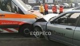 Suzuki в Києві протаранив BMW і загорівся, а "німець" відлетів у швидку: постраждали 2 людини. ВІДЕО+ФОТОрепортаж