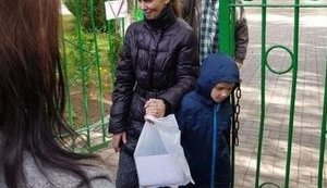 Шестилетнего сына беларуской активистки увезли в приют, когда задержанная мать не смогла забрать его из школы. ВИДЕО