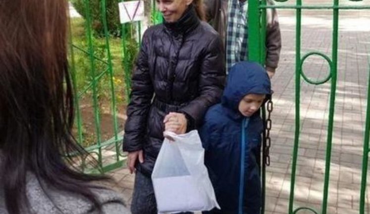 Шестилетнего сына беларуской активистки увезли в приют, когда задержанная мать не смогла забрать его из школы. ВИДЕО