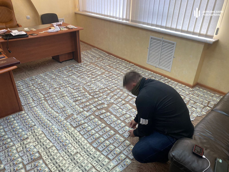 Чиновники Держагентства лісових ресурсів та поліцейські на Тернопільщині встановили лісгоспам щомісячну таксу на роботу в розмірі $1,5 тис., - ДБР 11
