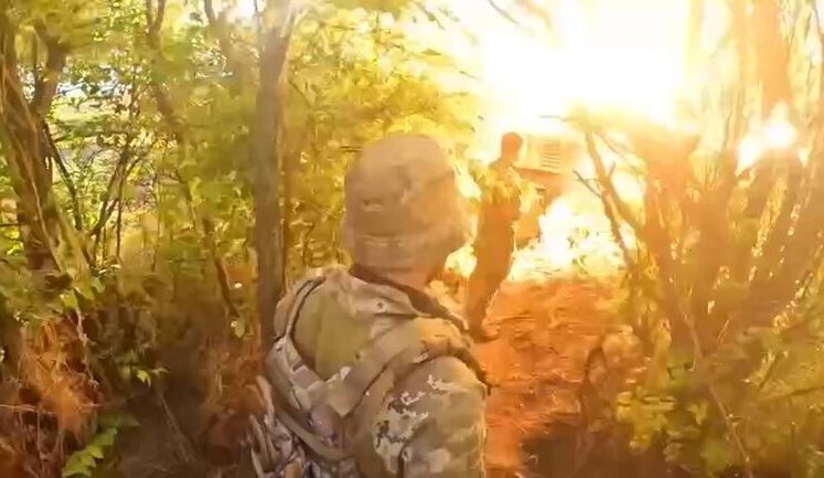 Німецька бронемашина Bergepanzer 2 рятує двох операторів БПЛА від удару з ПТРК. ВIДЕО