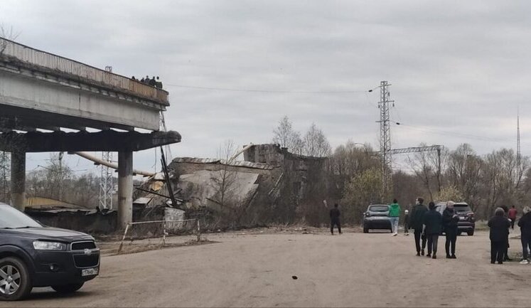 У російському місті Вязьма розвалився міст. Він перекрив колії для потягів на Москву. ВIДЕО