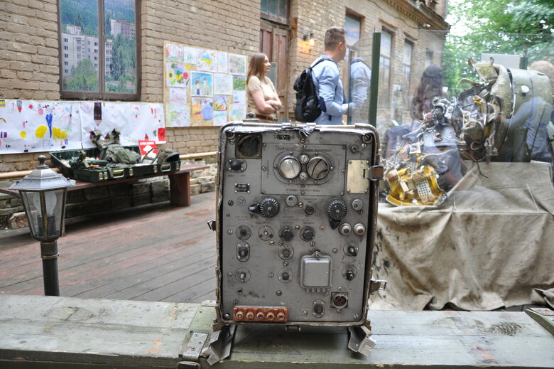 Кресло-катапульта, образцы снарядов и личные вещи рашистов: На Андреевском спуске открылась благотворительная выставка Спротив-2022 62 Кресло-катапульта, образцы снарядов и личные вещи рашистов: На Андреевском спуске открылась благотворительная выставка Спротив-2022 62