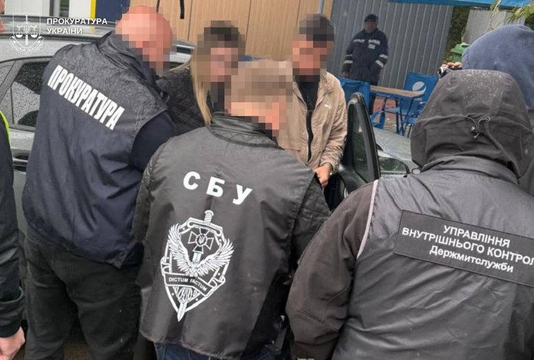митник вимагав хабар за ввезення ювелірних виробів