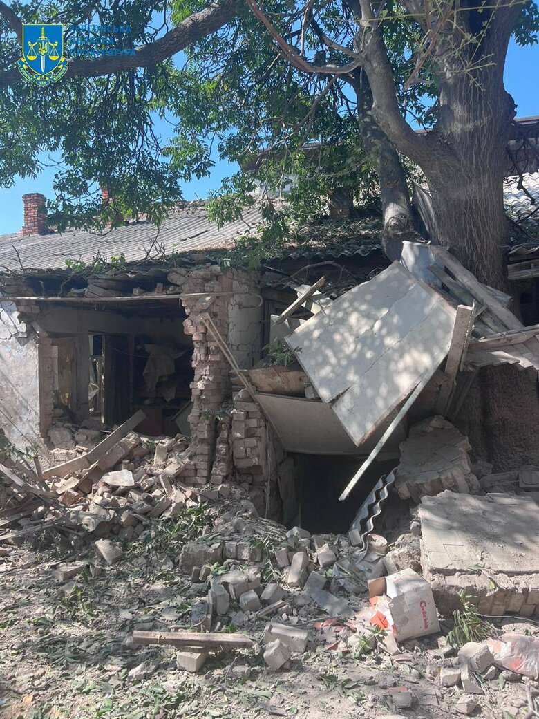 Наслідки обстрілу Херсона: Поранено 3 особи, зокрема 7-річна дівчинка 01