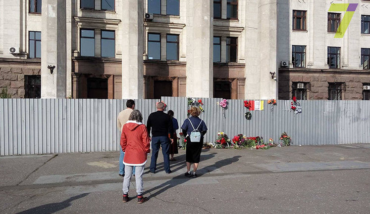 Police cordoned off Kulykove Pole in Odesa: people get in through metal detectors. PHOTOS