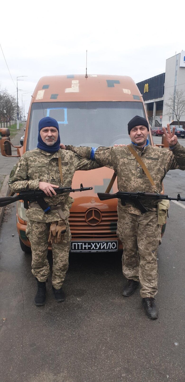 Олег Пилипчук: Дуже складно, коли ти везеш бійця, з яким нещодавно спілкувався, а тепер бачиш його мертвим, вкладаєш в цей чорний мішок і закриваєш 04