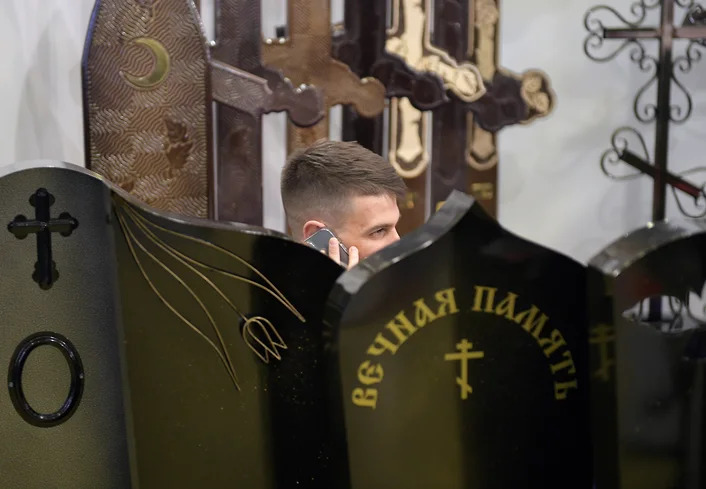 В Москве проходит выставка ритуальных услуг: Презентовали новые модели трун и провели шоу-показ траурной моды 04