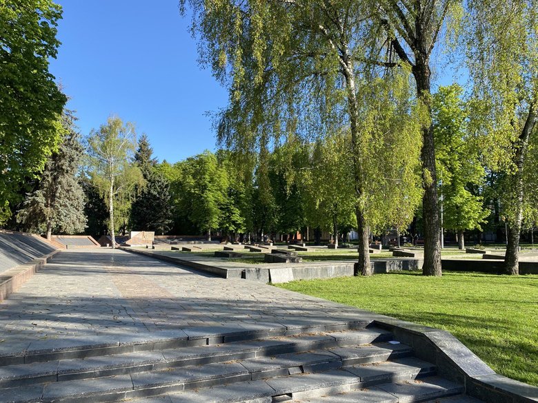 У Вінниці з Європейської площі прибрали памятник будьонівцю, червоноармійцю та червоногвардійцю 01