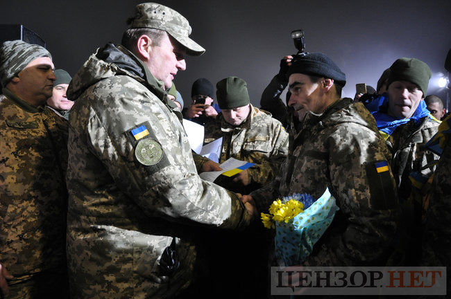 Heroes, welcome home!” liberated Ukrainian hostages enjoy warm reception at Boryspil airport 13