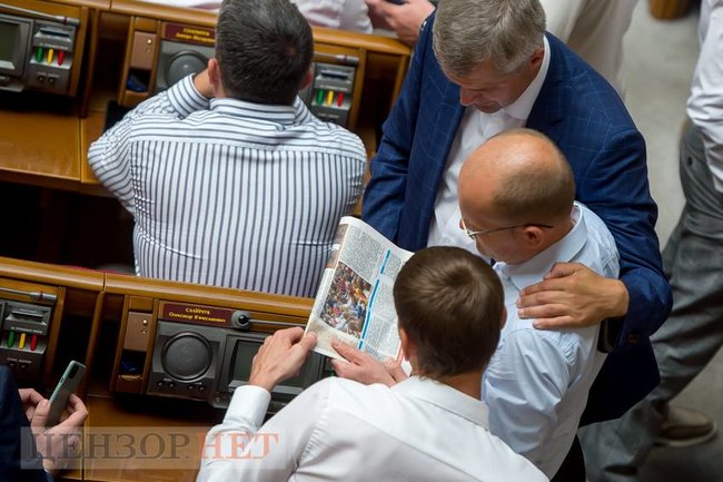 Корнієнко, який підтягує штани, Яременко бентежить колег, погляд Юрченка в спину, - день роботи Ради 14 липня 21