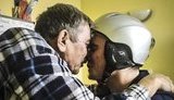 "Сашку скоро мають поставити пластину - в голові яма зараз з лівого боку. Він майже завжди в шоломі ходить - під шкірою відразу мозок"