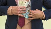 Премії та оклади держслужбовців: хто у липні отримає 124 тисячі?