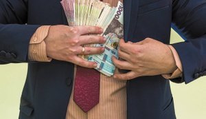 Премії та оклади держслужбовців: хто у липні отримає 124 тисячі?