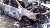 На Лесном в Киеве массово жгут автомобили. ФОТОрепортаж