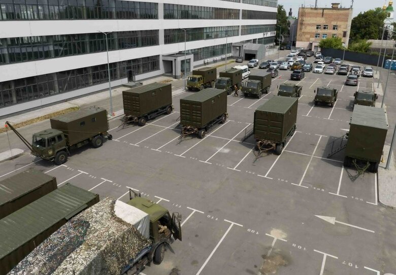 Воїнам, які ведуть бої проти окупантів на Сході, передали техніку та пересувну авторемонтну майстерню 02 Воїнам, які ведуть бої проти окупантів на Сході, передали техніку та пересувну авторемонтну майстерню 02