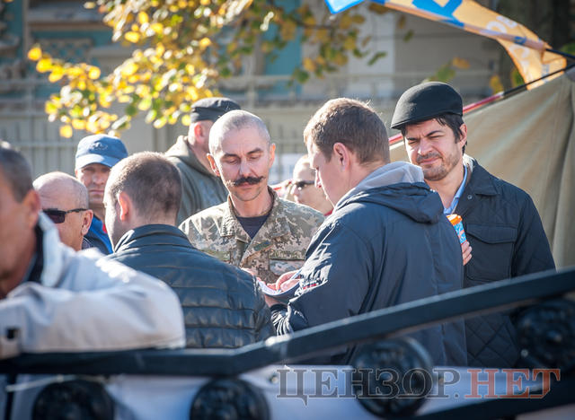 Наметове містечко під ВР, Савченко в стилі мілітарі, анекдот Березенка і напівпорожня сесійна зала, - день 17 жовтня в Раді і біля неї 03