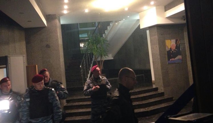 К управлению ГПУ, где допрашивают Власенко, стягивают "Беркут". ФОТОрепортаж
