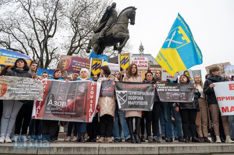 Семьи защитников Мариуполя прошли шествием по Львову 10