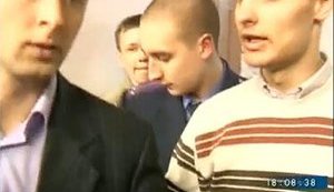работники налоговой Красногвардейского района грубо выталкивают журналистов 9-го канала
