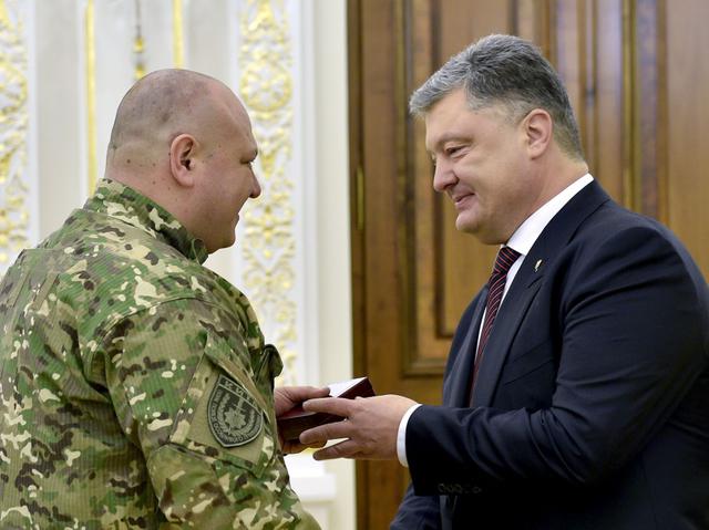 Порошенко вручил 19 добровольцам государственные награды 03