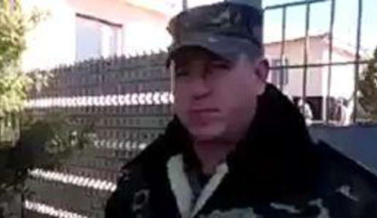 "Приходил казак с нагайкой. Предлагал сдаться и кому-то присягнуть. Мы готовы защищаться до последнего патрона", - командир части в Бахчисарае. ВИДЕО