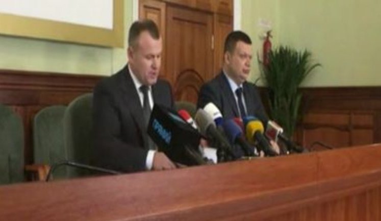 4 пистолета, автомат и винтовка с прицелом, - полиция обнаружила в доме устроившего стрельбу в Харьковском горсовете Александра Пояркова арсенал оружия. ВИДЕО