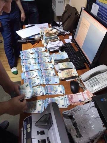 Буковинские чиновники крышевали вывод валюты из страны, - СБУ 03