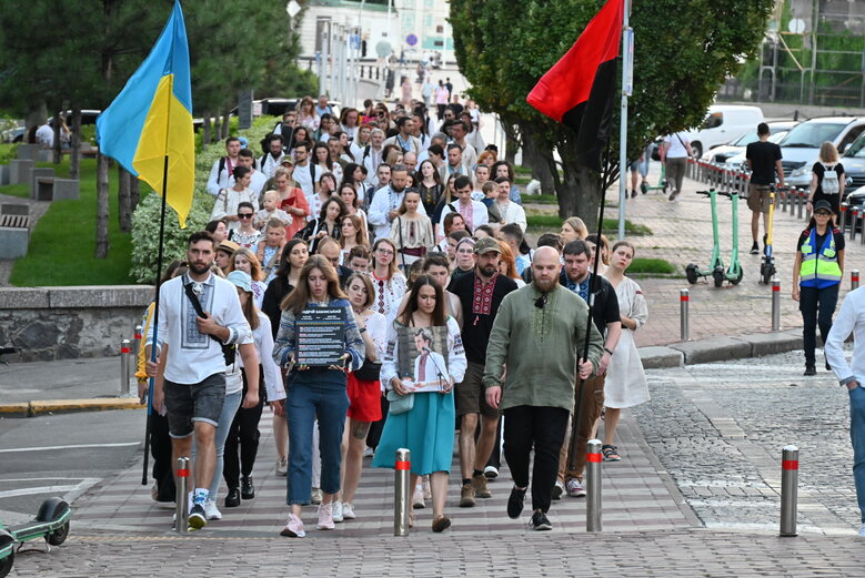 У Києві вшанували пам’ять Андрія Бабінського - воїна 80-ої ОДШБр та засновника Мегамаршу у вишиванках 19
