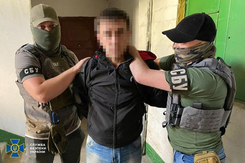 Викрито трьох агентів ФСБ, які наводили ракети та керовані авіабомби рашистів на житлові будинки Херсона 01