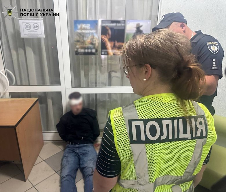 У ТЦК Києва чоловік із ножем напав на лікарку ВЛК