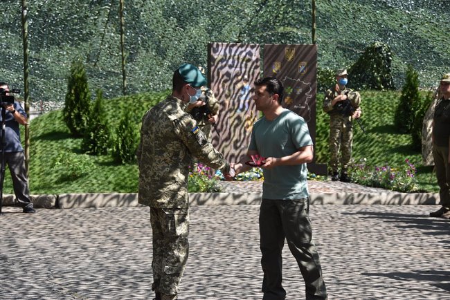 Зеленский на Донбассе наградил украинских военнослужащих за мужество 03