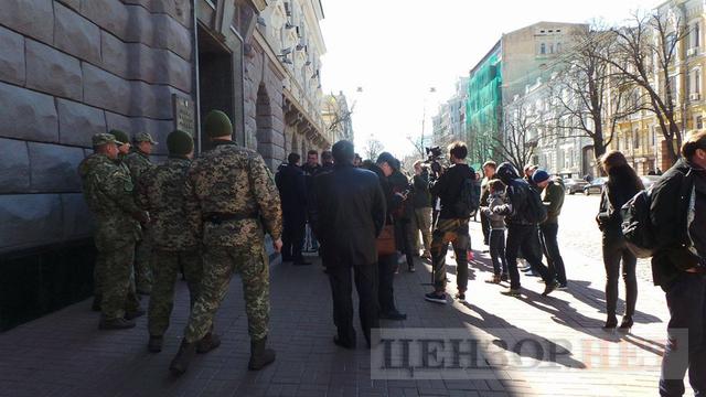 Узбагойте СБУшників, поки вони не обшукали Google: активисты и сотрудники ИТ-компании YouControl, в которой прошли обыски, пикетировали СБУ 14