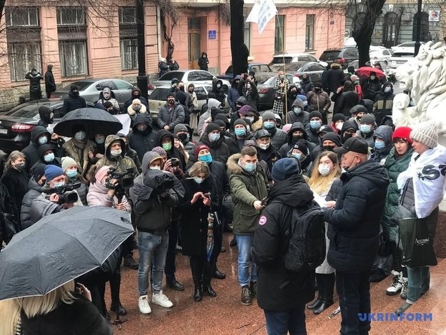 Підприємці пікетують Чернівецьку ОДА, виступаючи проти запровадження карантину червоної зони 04