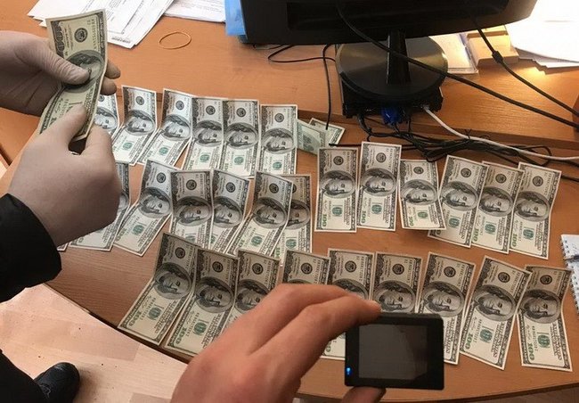 Начальник райотдела Госмиграции задержан на Днепропетровщине на взятке 3 тыс. долл. за содействие в снятии ареста с имущества, - СБУ 02