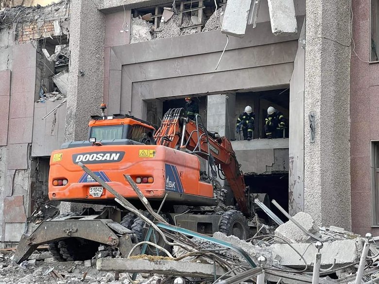 Пошуково-рятувальні роботи у зруйнованій будівлі Миколаївської ОДА продовжуються, станом на ранок - 12 загиблих, - ДСНС 03