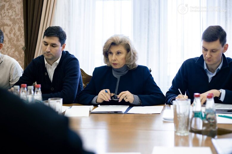 Лубінець зустрівся з Москальковою і представниками Червоного Хреста