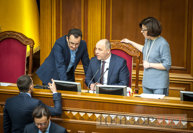 Нардеп Вознюк обговорює з Зіронькою готель на літо, поцілунки Бахтєєвої з Шурмою і Кожемякіним, Ірина Луценко з гранатами і листування Воропаєва із Заружко щодо голосування, - день роботи ВР 5 квітня 13