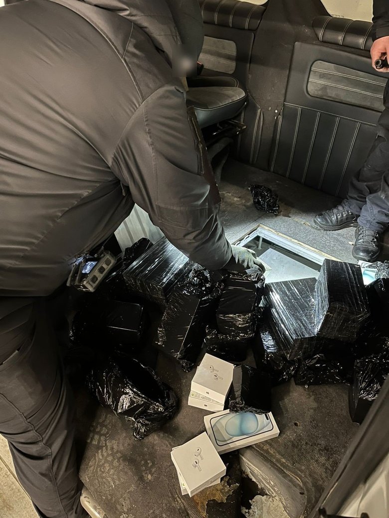 Контрабанда техніка Apple на 35 млн грн