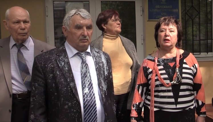 "Не будет коммунякам покоя на украинской земле!": националисты облили кефиром Витренко и ее зама Марченко. ВИДЕО+ФОТО