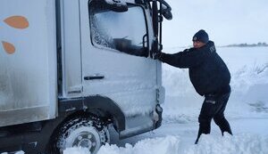 На під’їздах до Києва внаслідок негоди ускладнено рух через скупчення вантажівок, - ОВА