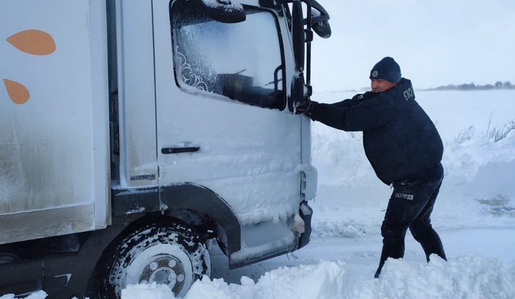 На під’їздах до Києва внаслідок негоди ускладнено рух через скупчення вантажівок, - ОВА
