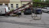 В центре Ривного прямо на стоянку автомобилей обвалился строительный кран. ФОТО