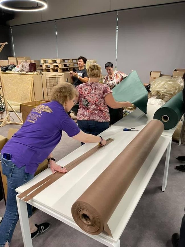 Более сотни волонтеров за день сплели для фронта четыре маскировочные сетки размером 9 на 12 метров, - Европейская Солидарность 02