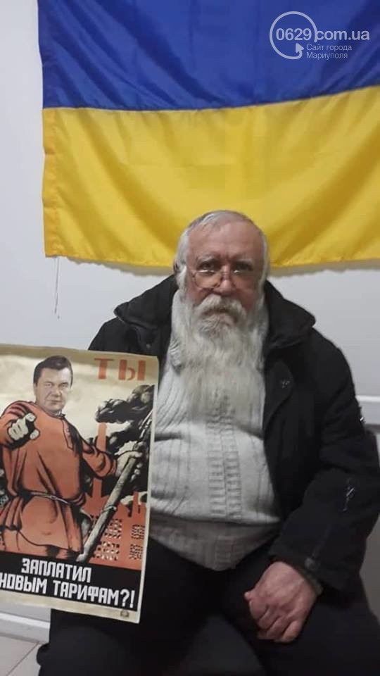 Пенсіонер у Маріуполі розклеював плакати з Януковичем в образі червоногвардійця 01