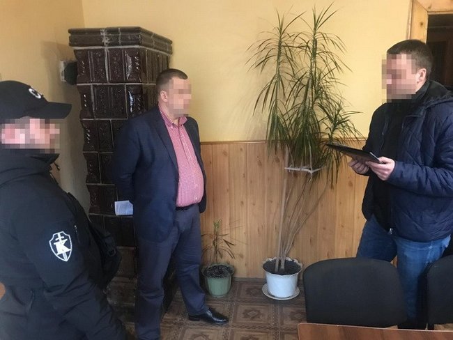 Судья Раховского райсуда на Закарпатье попался на получении 10 тыс. грн взятки, - СБУ 01 Судья Раховского райсуда на Закарпатье попался на получении 10 тыс. грн взятки, - СБУ 01