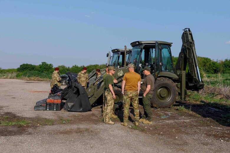 Екскаватори для військових будівельників