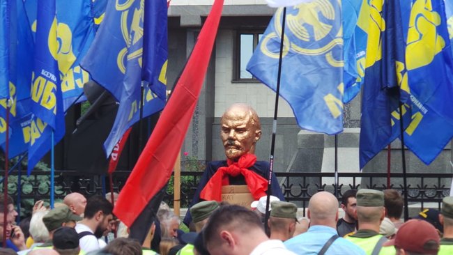 Шибениця, голова Леніна і бійки, - активісти пікетують КС з вимогою не скасовувати закон про люстрацію 20