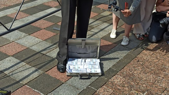 Слуги русификации и Меняю мову на рубли: на акции под ВР произошла стычка - правоохранители пытались задержать митингующего 02