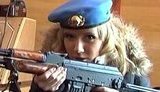 Кировоградским девушкам на 8 марта подарили день в армии: рукопашную, стрельбы и внимание солдат. ВИДЕО.